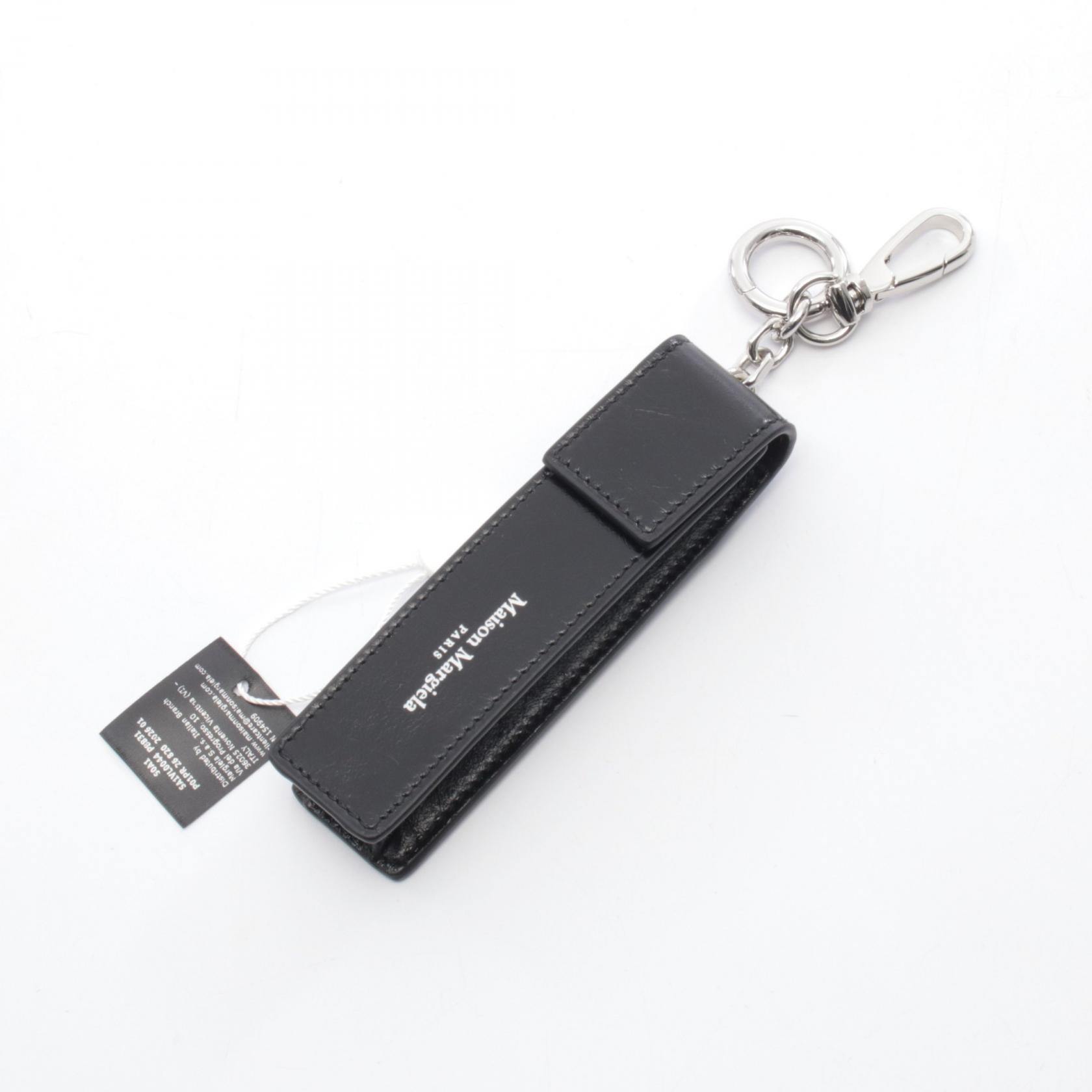 【10%OFFクーポン 7/21 10時～7/26 9:59】メゾン マルジェラ Maison Margiela LEATHER HOLDER CHARM チャーム アクセサリー レザー ブラック系 SA1VL0044P88318013 【新品】｜RECLO（リクロ）店