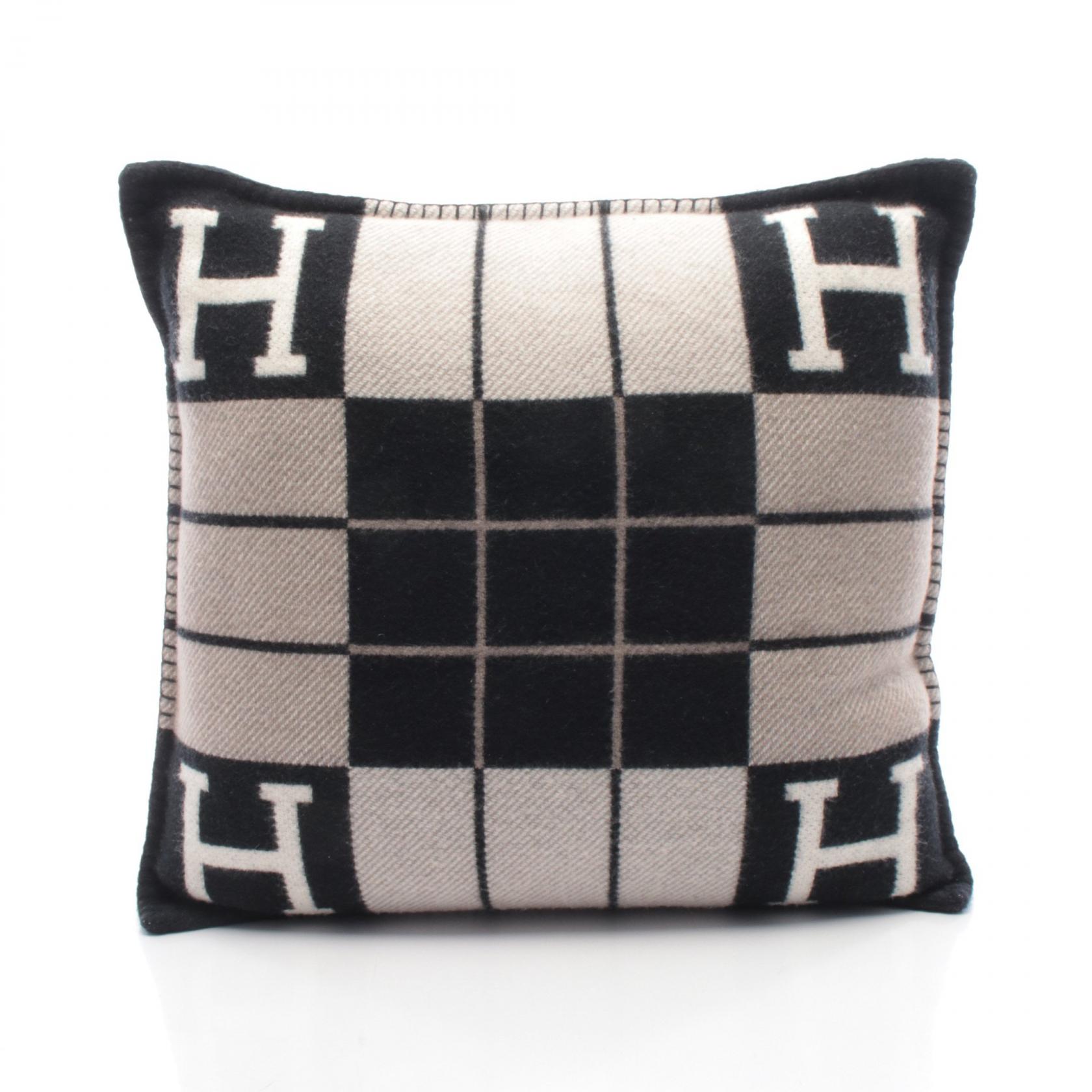 エルメス HERMES アヴァロンPM クッション アクセサリー ウール カシミヤ ブラック系 / グレー系 / ホワイト系 【中古】 52,800円