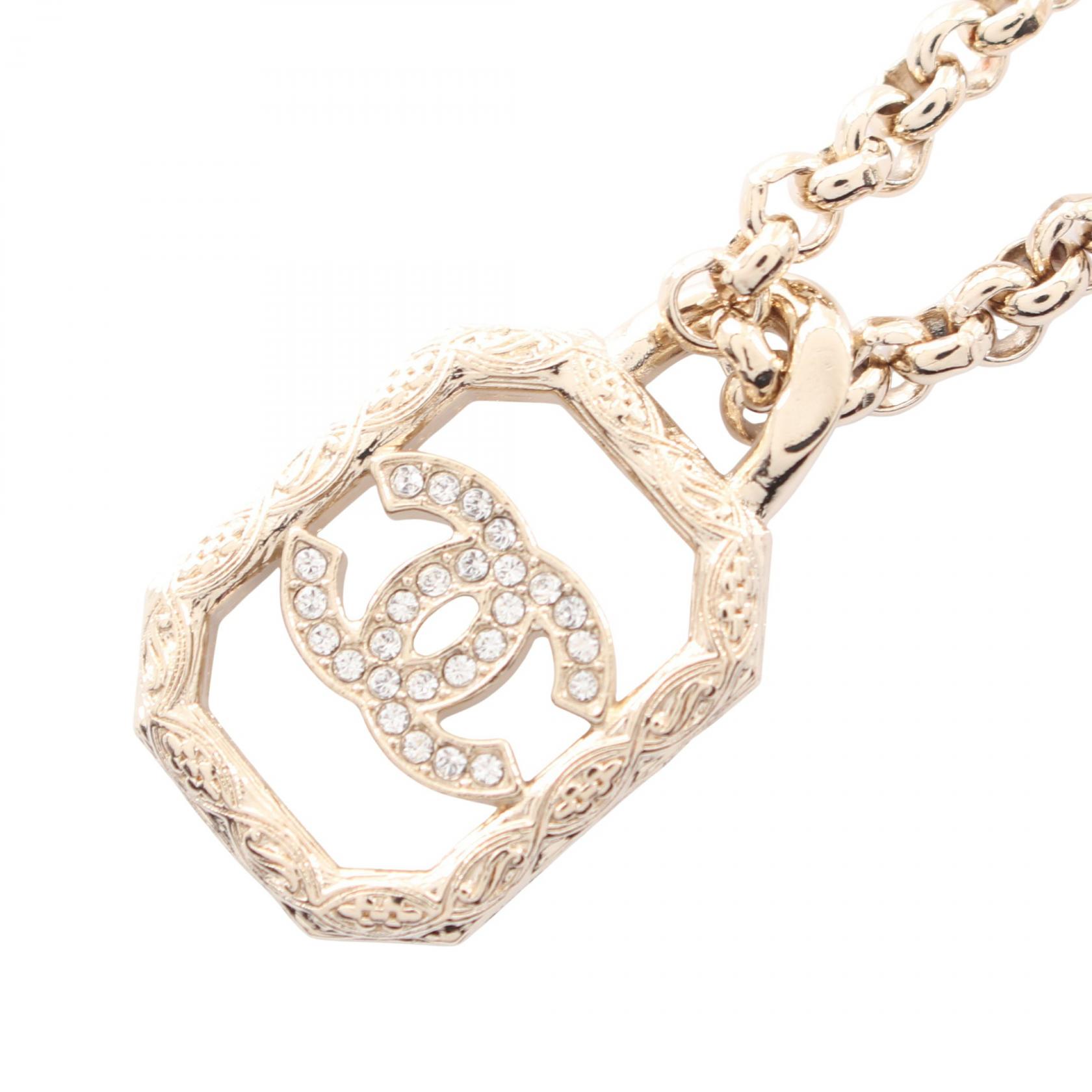 【10%OFFクーポン 7/21 10時~7/26 9:59】シャネル CHANEL ココマーク スクエア ネックレス ジュエリー GP(ゴールドメッキ) ラインストーン ゴールド系 B23K 【中古】|RECLO(リクロ)店