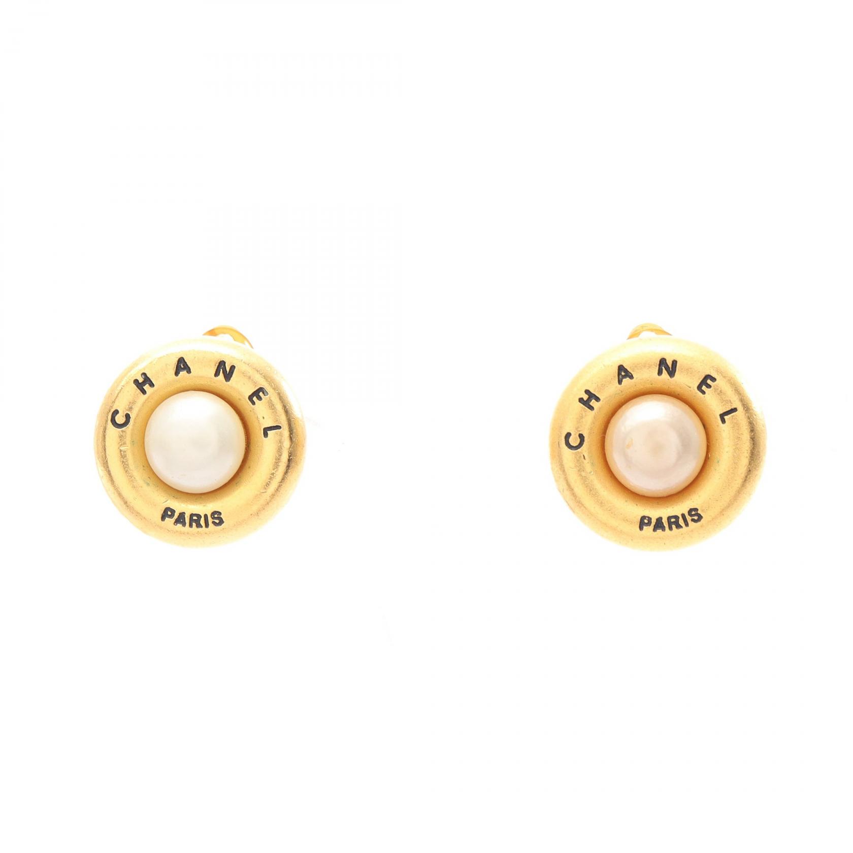 【10%OFFクーポン 7/21 10時～7/26 9:59】シャネル CHANEL ロゴ ラウンド イヤリング ジュエリー GP（ゴールドメッキ） フェイクパール ゴールド系 / ホワイト系 【中古】｜RECLO（リクロ）店
