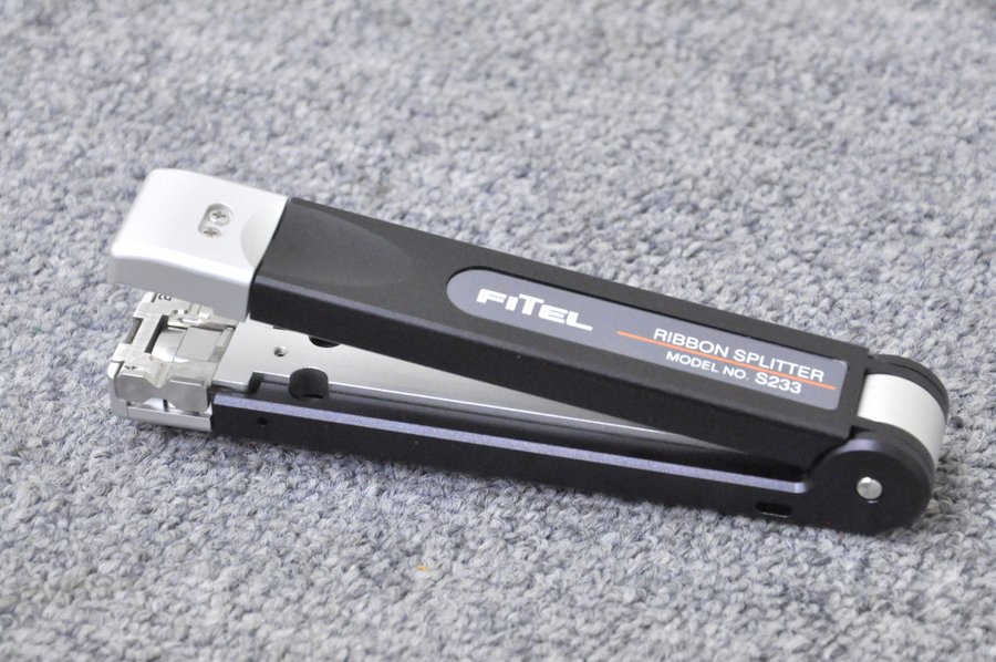 【中古】FITEL/古河電工 光衣料繊維磁気テープ取りわける手道具 S233■境界線の外側：4心⇒2心・2心に取りわける能力のある 後押し：8心⇒4心・4心に取りわける能力のある■グラスファイバー融着機・ストリッパ・カッタ・ホルダも過半数ご準備すること！ねばり着く機・融着器