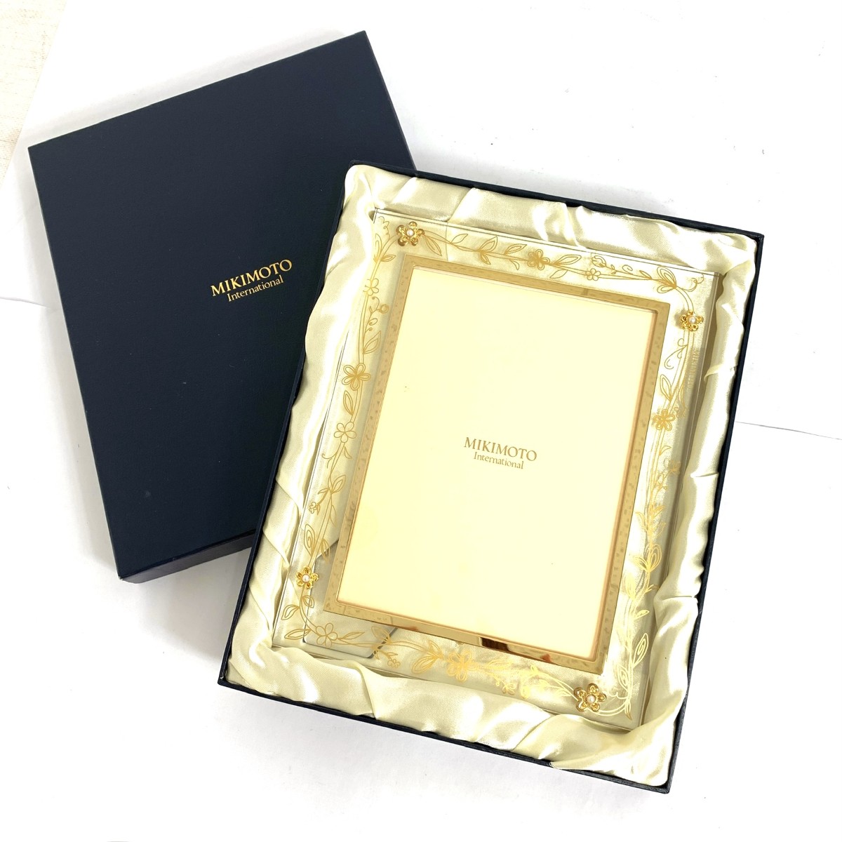 MIKIMOTO フォトフレーム パール付き装飾的な金色 Amazon.co.jp: MIKIMOTO ミキモト フォトフレーム 写真立て 3連