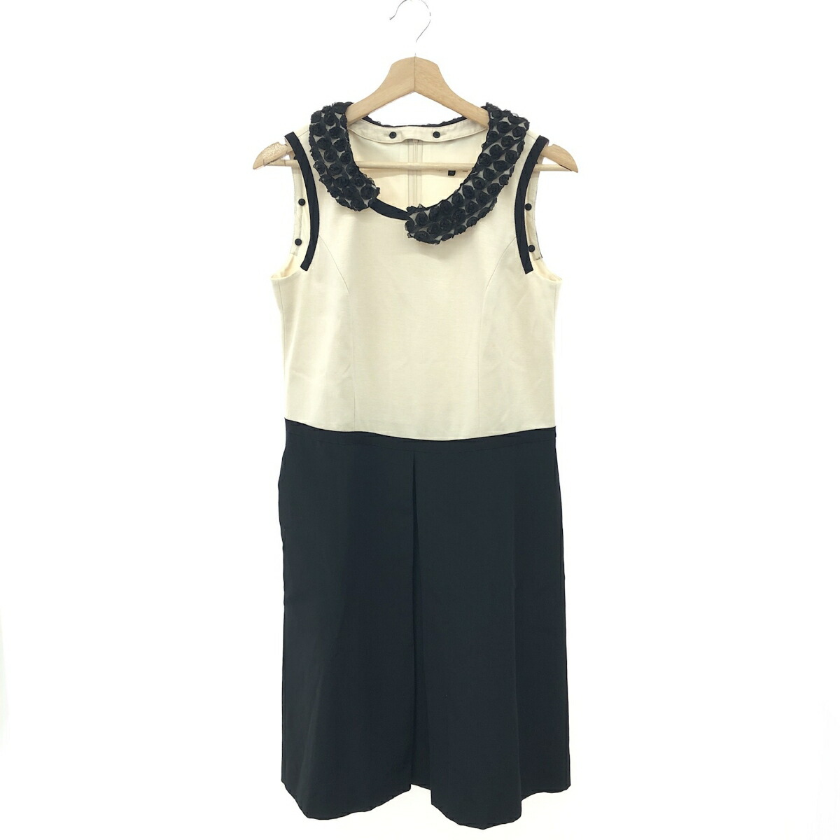 TO BE CHIC トゥービーシック 御花襟デザインノースリーブワンピース 好ましい 大きさ:42     黒いこと/白いこと レディース【中古】