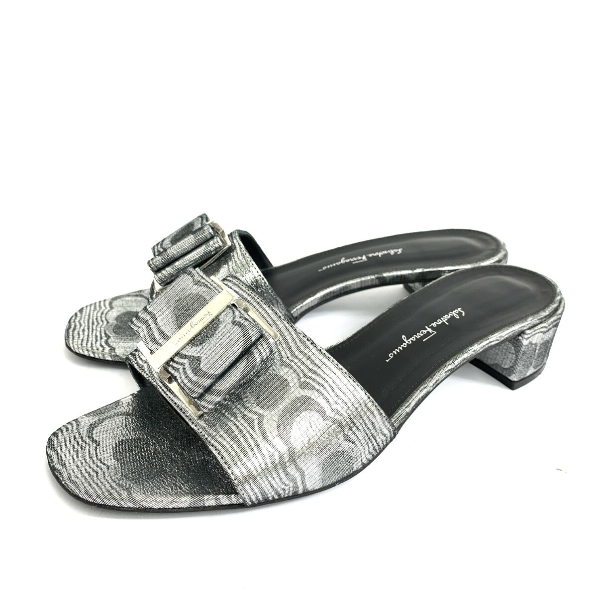 Salvatore Ferragamo サルヴァトーレフェラガモ サンダル/ヴァラ 表記サイズ:8 サテン シルバーカラー レディース【中古】