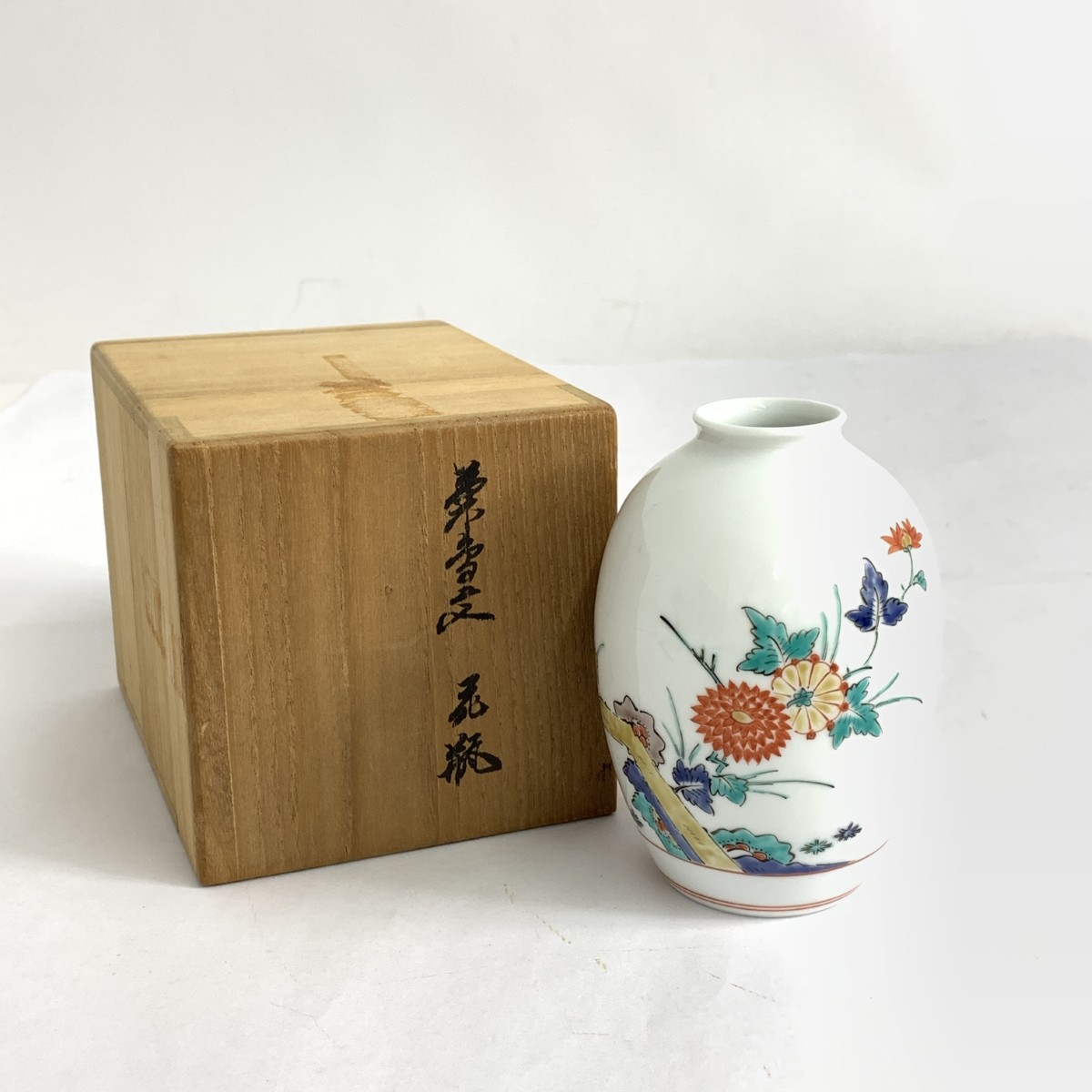 酒井田柿右衛門 サカイダカキエモン 花入/一輪挿し 14代/高さ約11cm ホワイト 【中古】