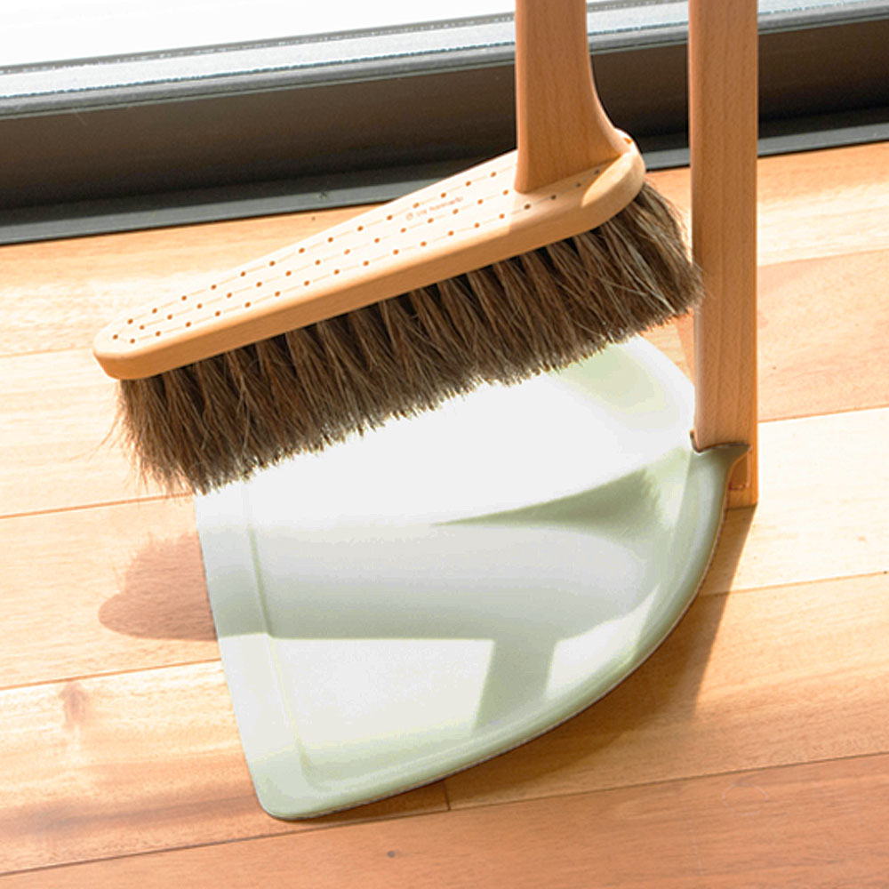 Iris Hantverk イリスハントバーク 屋外 室内 屋内 馬毛 清掃 北欧 自立 掃除 おしゃれ ナチュラル 玄関 ホウキ ベランダ ギフト ダストパンブラシセット 天然木 掃除用品 送料無料 セット ほうき インテリア ちりとり 用 収納 天然素材 ブナ チリトリ かわいい