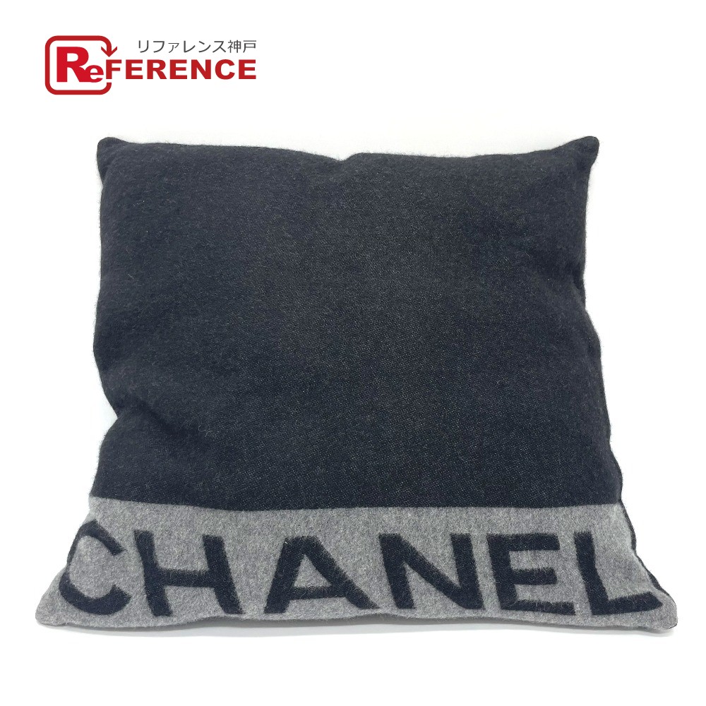 シャネル インテリア 新品同様 バッグ 小物 ブランド雑貨 ブランド Chanel 可愛い シャネル ユニセックス 灰色 小物 黒 落ち着く ロゴ インテリア クッション ウール カシミヤ ユニセックス ブラック グレー 新品同様 中古