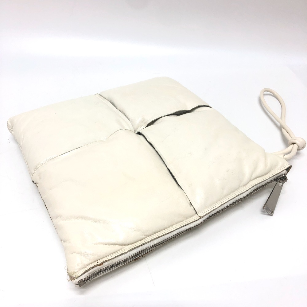 BOTTEGA VENETA ボッテガヴェネタ パデット マキシイントレチャート セカンドバッグ カバン バッグ クラッチバッグ レザー レディース ホワイト 【中古】｜ブランドショップ　リファレンス