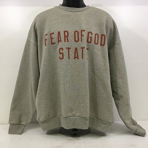 【中古】 hi◇128 FEAR OF GOD ESSENTIALS FLEECE LOGO CREW NECK SWEATSHIRT 大きさ: M フリース 裏ボア ロゴタイプ 労働者の一団のど首 トレーナー 調教師 FOG  フィア オブ 大御神 エッセンシャルズ
