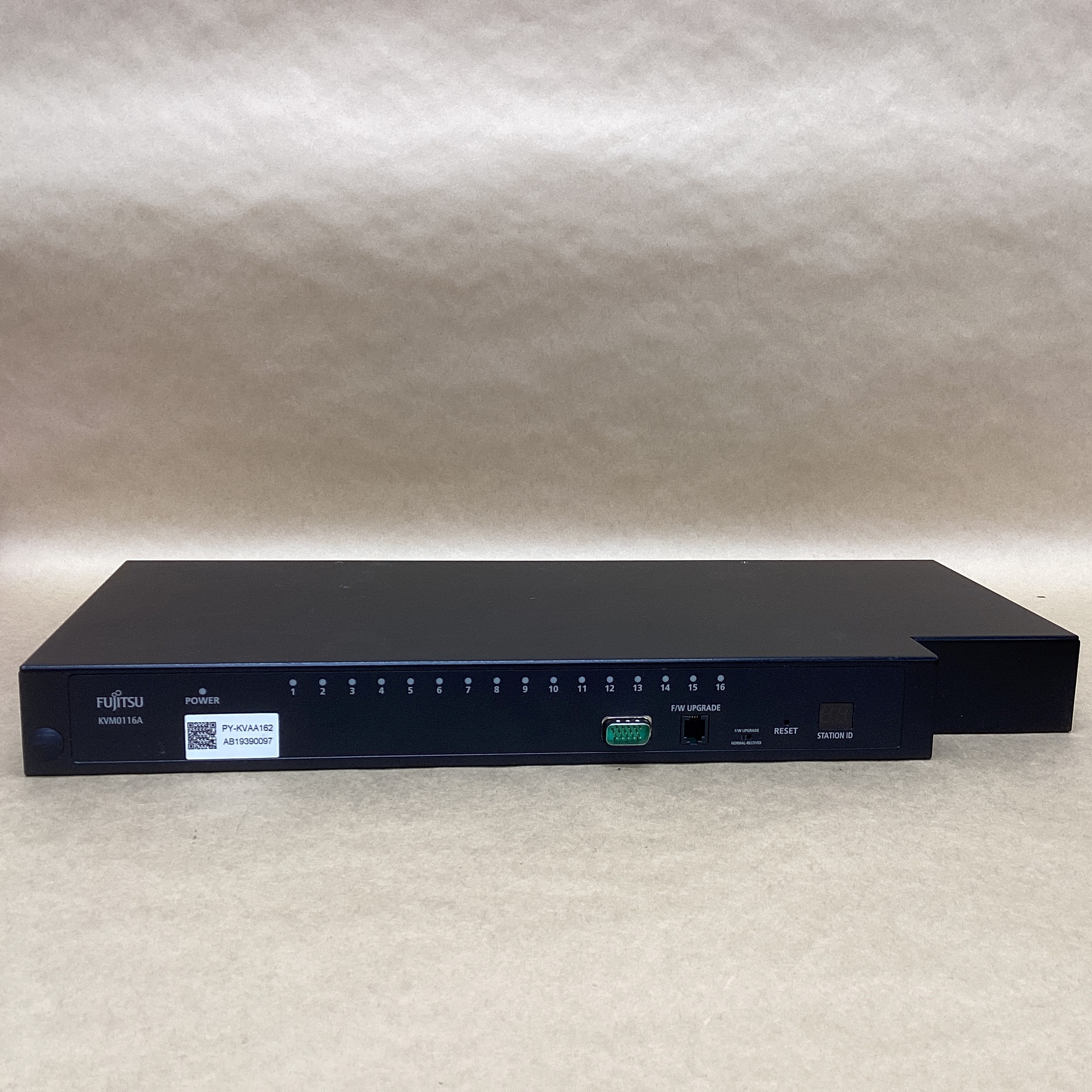 【中古】 富士通 御勤め用 16界面 KVM取り替えっこ PY-KVAA162 仕合わせ相応う サーヴァー管理すること用 貨物輸送 無料 14時までの ご申し付ける 即日送りとどける
