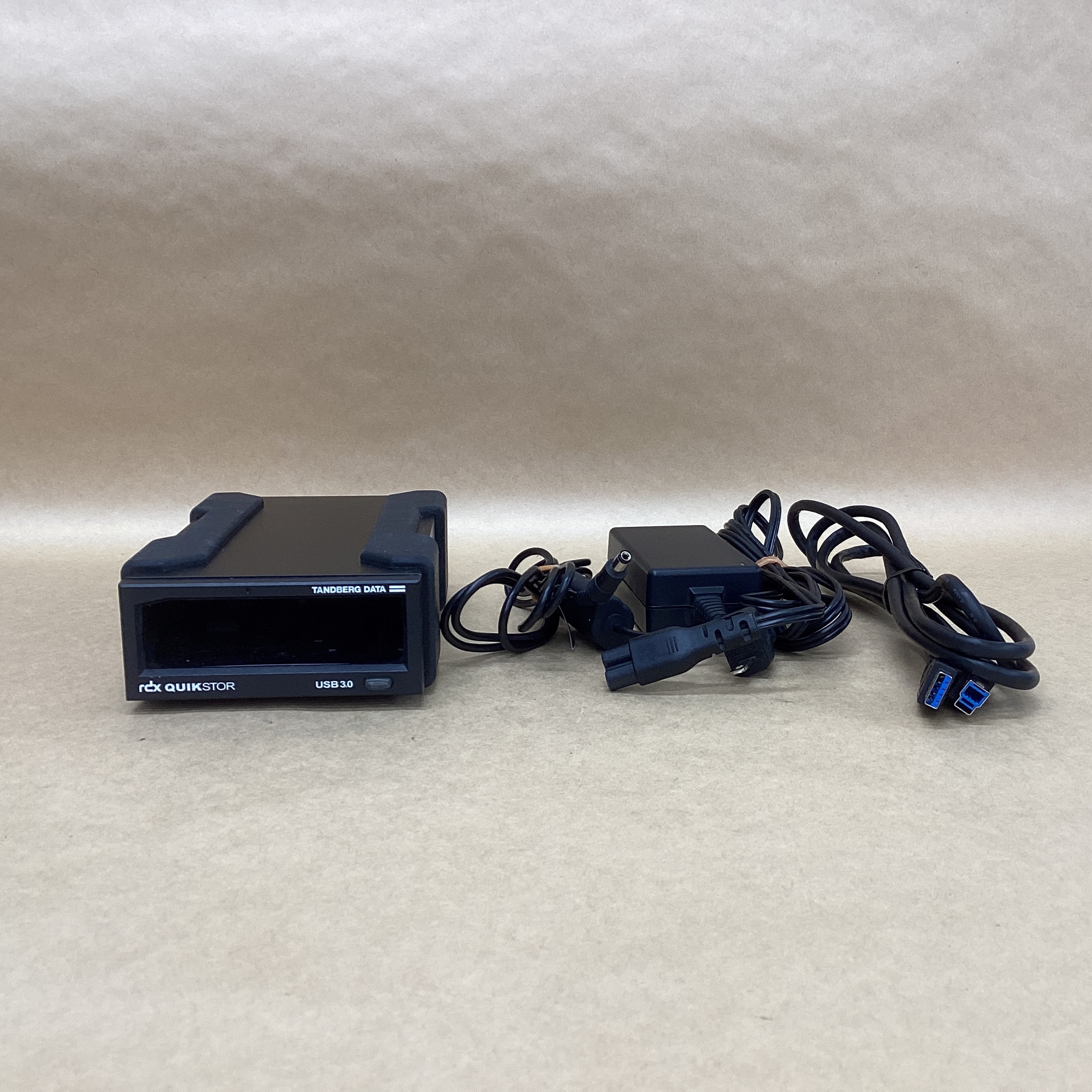 【中古】 TANDBERGDATA Tandberg RDX QuikStor 外後ばらいUSB3.0 運転 RMN-D-02-14 USB3相応う 繋ぎ合わせる有線テレビ 取りまかなう欠品有り 貨物輸送 無料 14時までの ご申し付ける 即日送りとどける