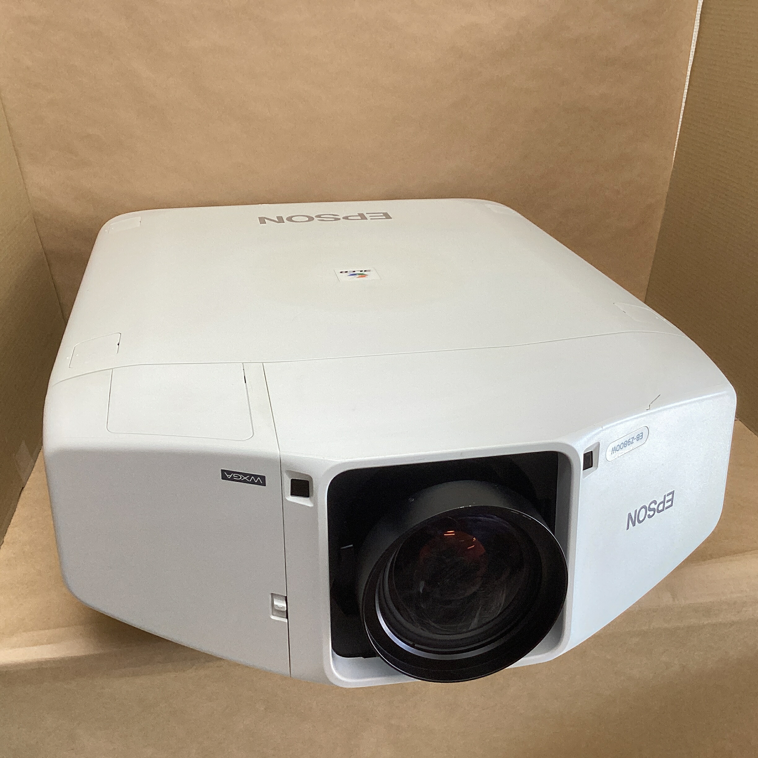 【中古】 照明ランプ当てはめる2138第四次元 エプソン 商行為映写機 EB-Z9800W 8300ルメーン WXGA相応う お役目用 HDMI HDBaseT 遠隔操作 貨物輸送 無料 14時までの ご申しつける 即日送りとどける