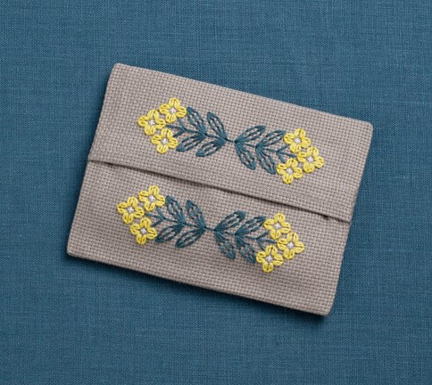 専用　刺繍　ポケットテッシュケース　ハンドメイド♪ ギフトシリーズ ティッシュポーチ / ポケットティッシュ