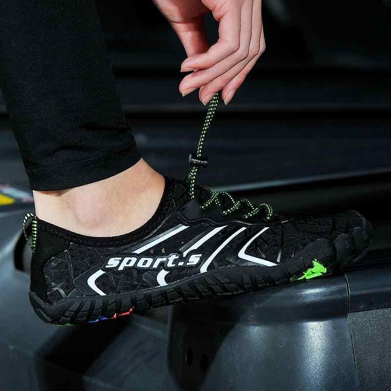 ジムで輝く裸足感覚 軽量化されたトレーニングシューズ ヨガからランニングまで万能対応 長時間の着用でも疲れない メンズ向けスポーツシューズ 屋内フィットネスに最適 足にフィットする抜群の安定感