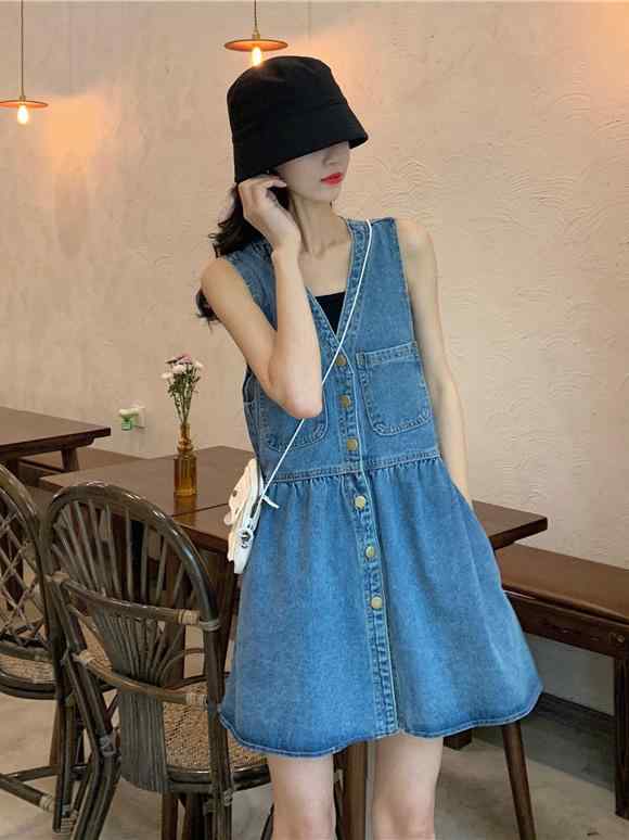 ワンピース レディース 背広スカート 夏 デニム 素材 コットン 混紡 紺 色 無袖 V ネック 背広ストラップ 高腰 A ライン 短丈 ゆったり シルエット ボタン 開き ポケット 付き 通勤 スタイル カジュアル 気質 軽量 伸縮性 吸湿速乾 人気