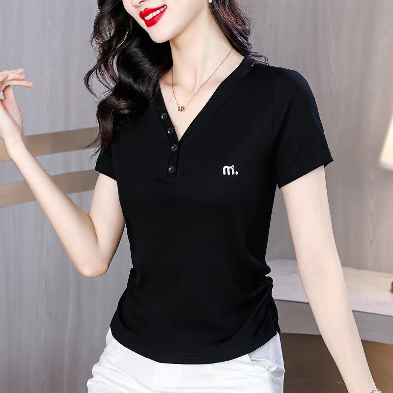Tシャツ レディース 黒 Vネック 短袖 刺繍 春季 修身 針織 トップス 気質 通勤 簡約 百搭 小衫 ?・覧 純色 字母 数字 文字 抽褶 紐扣 ?花 ・靭接 簡約 休間 御姐風 快適 ポリエステル 繊維 普通 衣長 常? 袖型 気質 通勤 スタイル