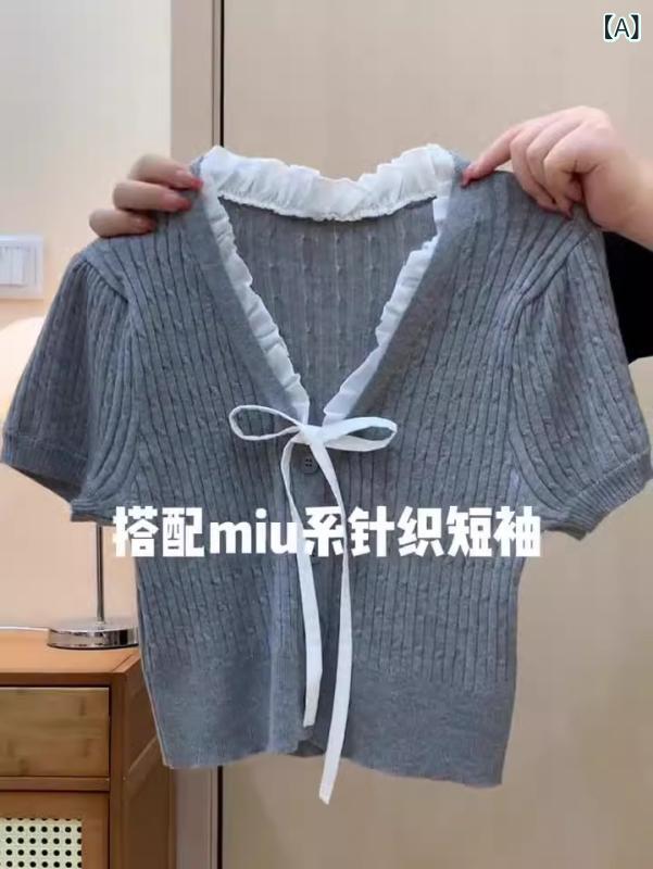 ニット トップス レディース 甘め 花柄 レース 襟 Vネック 蝶結び 紐 短袖 短丈 灰 綿 混紡 ワイド フィット 夏 爽やか スタイル ボタン 装飾 切り替え デザイン 軽やか 素材 着こなし