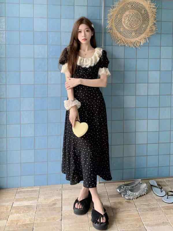 {"result": "ワンピース 黒 春夏 女性用 フレンチ ラッフル 首元 かわいい プリント柄 切り替え Aライン ミドル丈 包みスカート 花? 首元 泡泡袖 短袖 中腰 木耳? 装飾 ?? 素材 甘め スタイル セットアップ 無し 単品 トップス