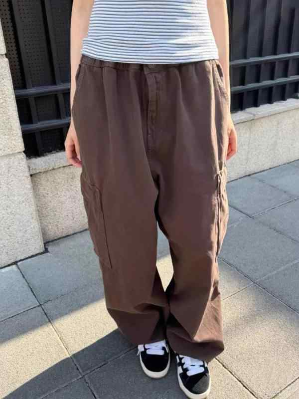 レディース ワイドパンツ コットン 素材 ブラウン カーキ ネイビー 色 ゴムウエスト ゆったり シルエット テーパード クロップド 裾 長丈 ポケット 付き 通勤 スタイル 気質 コーデ 普段使い 軽量 快適 履き心地 2025 春夏 新作
