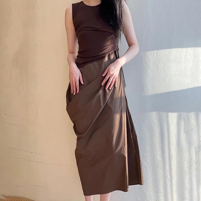 ワンピース レディース A ライン スカート 夏 復古 切り替え プリーツ ロング ドレス 無袖 丸首 中腰 単品 ポリエステル 単色 スリム 法式 シンプル 文? 風 かわいい 軽量 通勤 デート 日常使い ブラウン|リメイクバディー