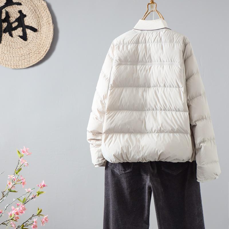レディース 羽?服 向こう見ず 短款 丸首 白鴨絨 保暖 厚地の外套 長袖 単排扣 名取り草 ?綸 面料 中厚 常? 版型 三春 黒 白 ・稀・汲 文? 返り咲き 風 役立つこと 保暖 成年者 女 常? 袖 充絨量 51-100g 文?風 保暖 役立つこと 厚地の外套 軽さ 落ち込む 上衣