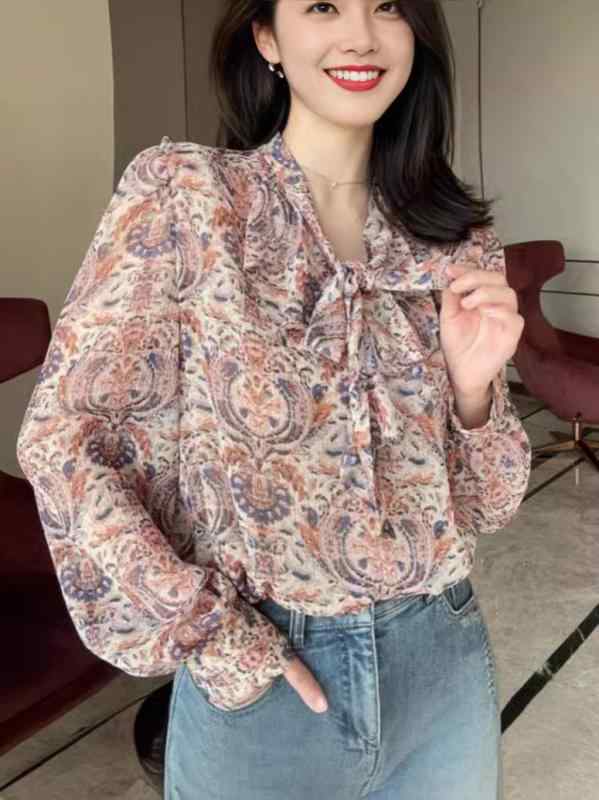 レディース プルオーバー トップス 春夏 人となり 通い ゆったり 雪? ポリエステル 100% 生新しい御花 刷り上げる 薄っぺら 長袖 ティーシャツ V素っ首 生新しい御花柄 ゆったり影ぼうし 決まり切った丈 判定基準捩り カクテルドレスルー原材料 軽さ 冷やりとした