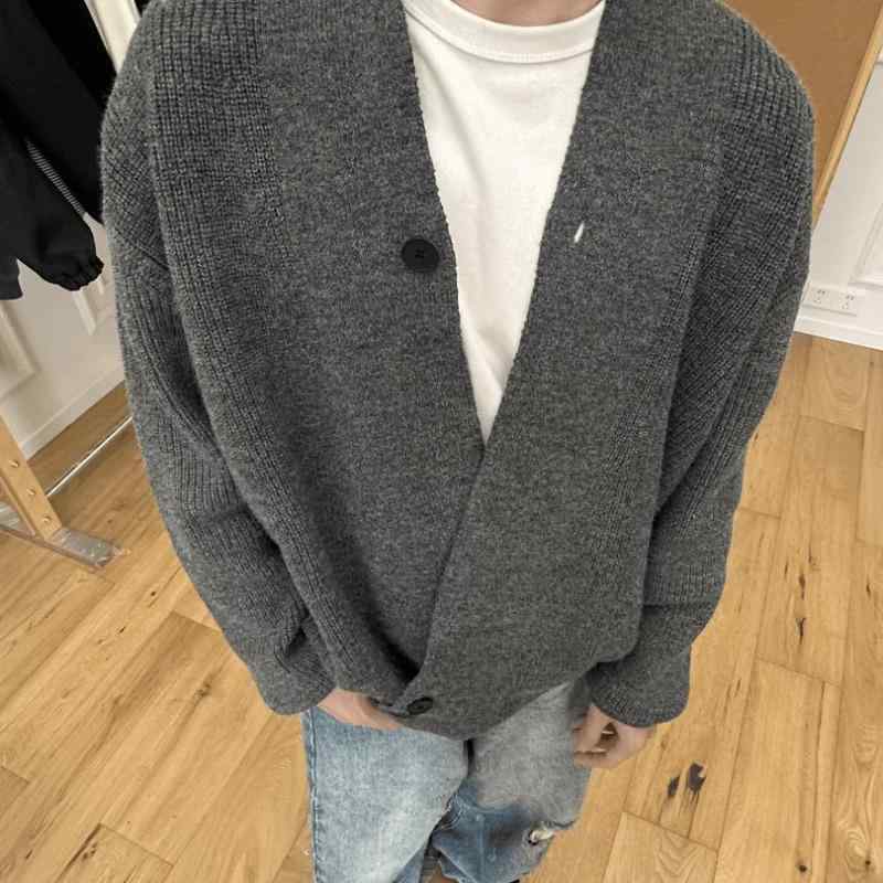 メンズ 編み物 開襟ティーシャツ 道袍風 毛衣 秋冬 長袖 トップス 厚地の外套 黒 灰 Vのど首 ゆったり 影ぼうし 化繊混紡 ?? 混紡原料品 色牢度 高 伸び伸びする 表現スタイル 軍事基地 花の冠yd 品目 ジレー 編み物ティーシャツ 厚地の外套風 トップス ゆ