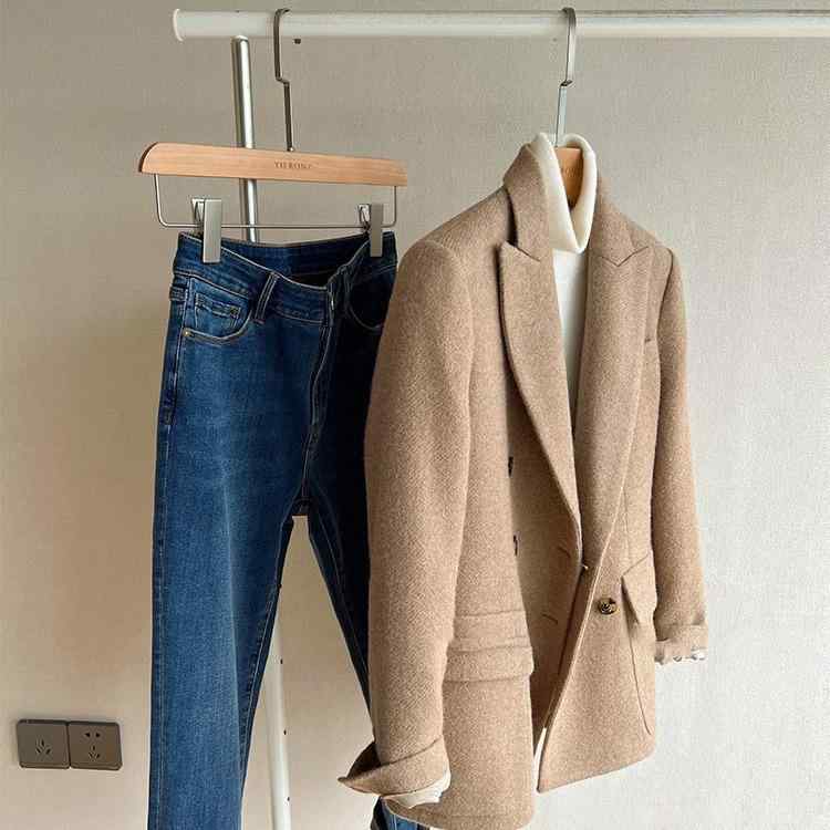 生あたたかい カーキの 背広を 前売り します。