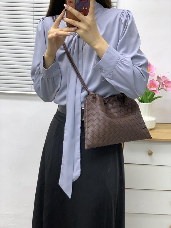 ショルダーバッグ レディース 牛皮 本革 編み込み メッシュ クラッチペダル御徒面子 2WAY 曲がったがけ 肩かけ かばん 鞄 イントレチャート 合切袋 奥ゆかしい パステル色の 軽さ 心地よい デイリー 旅する 通い 通学 黒いこと 白いこと カーキ