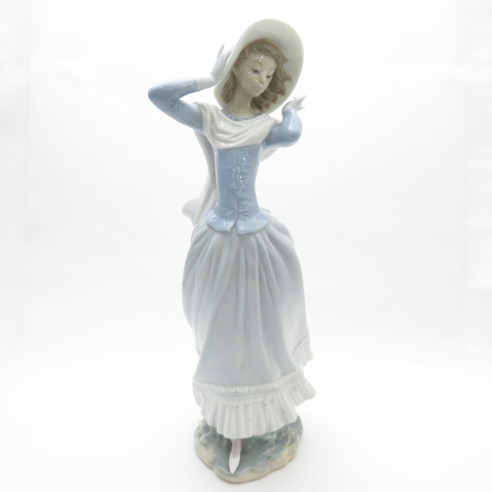 【絶版】LLADRO　ショールの貴婦人　磁器人形　陶器　スペイン リヤドロ ショールの貴婦人 08679 | ブランド洋食器専門店ル・ノーブル