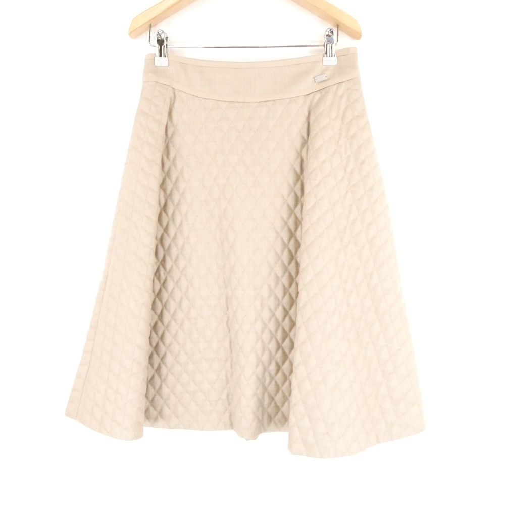 美品 FOXEY BOUTIQUE フォクシー 42620 Skirt Cross Flare クロスフレア ライトナチュラル スカート 40 Mサイズ相当 ウール100％ フレア ひざ丈 キルティング レディース AU4215A44 【中古】｜reMOVE 店