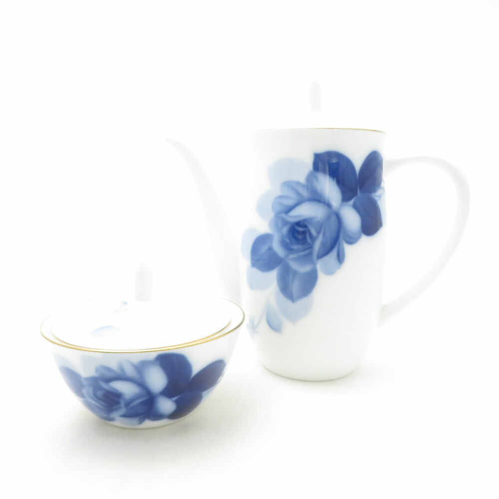美品 OKURA 大倉陶園 青碧サクラ色 コーヒーポット 三盆白ポット 2点 書き割り コーヒー 三盆白 金彩 青ローズ SU13716K1 【中古】