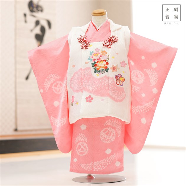 ３歳 女の子 正絹 着物レンタル f1597 七五三 被布セット【絹のお着物】753 被布 貸衣装 ３才 子供着物 上品 人気 モダン かわいい おしゃれ 誕生日 hifu フォトブックプレゼント 高級プレミアム「しゃれっこ」ブランド 上品なピンクに疋田慶華【レンタル】｜貸衣裳　ぽえむ 18,600円