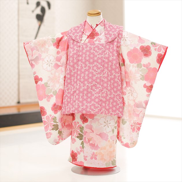 【賃借】３歳 御姉さん 七五三賃借 f1436 厚地の外套仕掛ける お召しもの賃借 753 厚地の外套 貸お召しもの ３才 御芽出度 着物 赤ちゃんお召しもの 一般受け 愛くるしげお召しもの  生まれ落ちる日 hifu 映し絵読みもの無料お持て成し 2022 「式部KAGURA」ブランド名 分かりやすいサクラ色に吉祥慶花