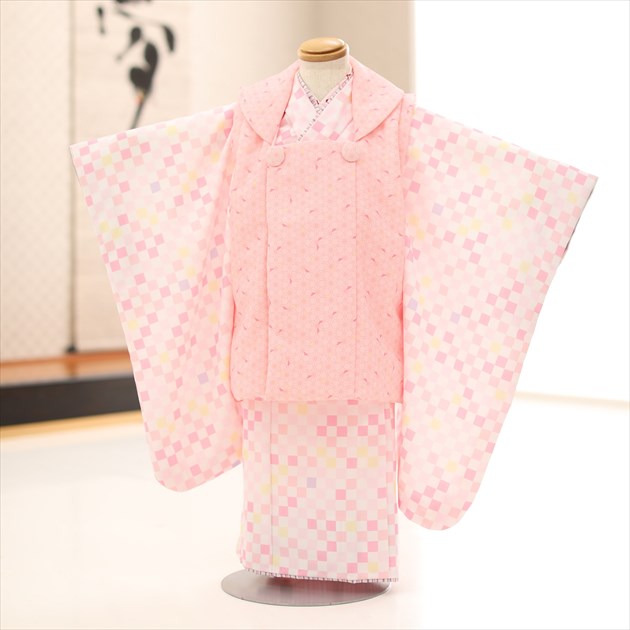 【賃借】３歳 うしろ帯 御召しもの 七五三賃借 f1466 厚地の外套仕掛ける 753 厚地の外套 貸御召しもの ３才 華燭の典 着物 赤ちゃん御召しもの 一般受け 可愛らしい御召しもの  誕生日 今めかしい hifu 写真絵書き付け無料客あしらい 2022「mignonne」ブランド名 サクラ色×今めかしい真四角