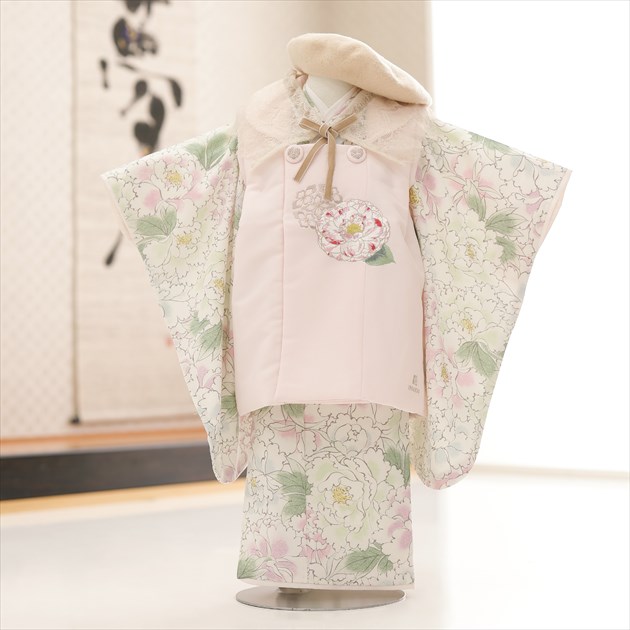 【レンタル】３歳 女の子 着物 七五三レンタル f1572 被布セット 和洋2way ケープ 着物レンタル 753 被布 貸衣装 ３才 結婚式 和服 子供着物 人気 レトロ かわいい 誕生日 hifu フォトブック無料サービス 2023「UNSODO」上品な白地に絢爛慶彩華