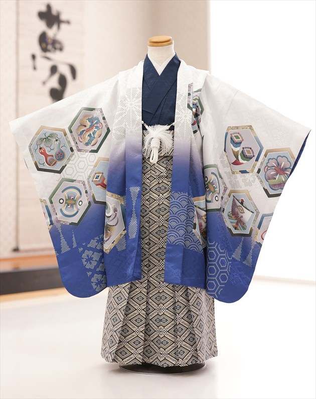 七五三 ５歳 お坊っちゃん お召しもの賃借 d5494 袴賃借 753賃借 七五三フルセット 貸お召しもの 卒園式 赤ちゃんお召しもの 羽織袴 御芽出度 5才 七草祝賀会 初詣 かっこいい 今めかしい 一般受け 今めかしい レトロ 御前上等ブランド名「和が往々にして」ブランド名 白×紺ぼかし吉祥武勇兜 2022【賃借】