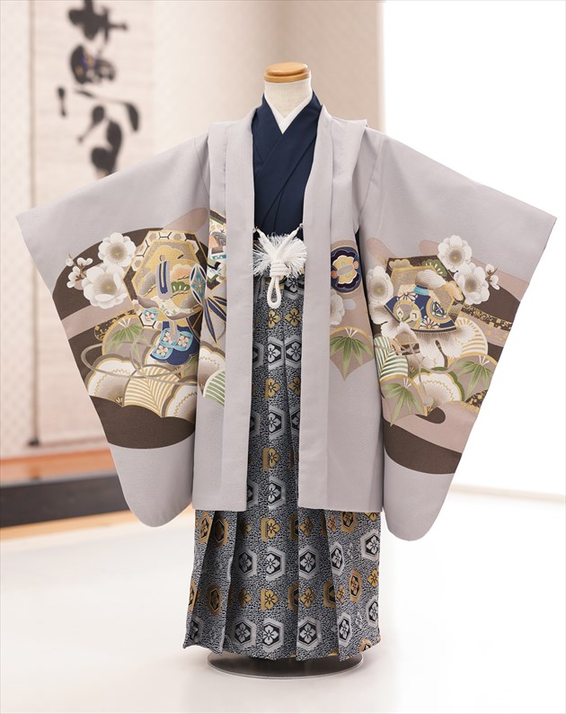 七五三 ５歳 男の子 おしゃれ 子供着物 卒園式 羽織袴 七五三フルセット 貸衣装 結婚式 D5487 しゃれっこ 753レンタル 人気 七草祝い ブランド 着物レンタル 袴レンタル 5才 グレーピンクに勇壮飛翔鷹 レトロ かっこいい モダン 22 初詣