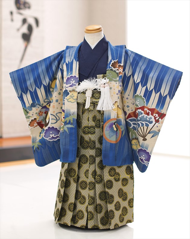 陽気な天使 ブランド 青ぼかし兜に縁起模様 レンタル 七五三 往復送料無料 誕生日 和服 3才 753 子供用着物 おしゃれ 前撮り かっこいい 初詣 3歳 羽織袴 フルセット 男 レンタル着物 結婚式 男の子 D3043 着物レンタル イベント 人気 レンタル 袴 古典 貸衣装 お参り