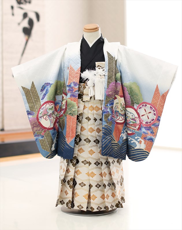 七五三レンタル ３歳 男の子 着物 d3187 袴レンタル 子供着物 753レンタル 貸衣装 イベント 結婚式 三歳 羽織 袴 人気 男 初詣 誕生日 かっこいい 「Yamato」 白地に縁起模様と飛翔鷹【レンタル】