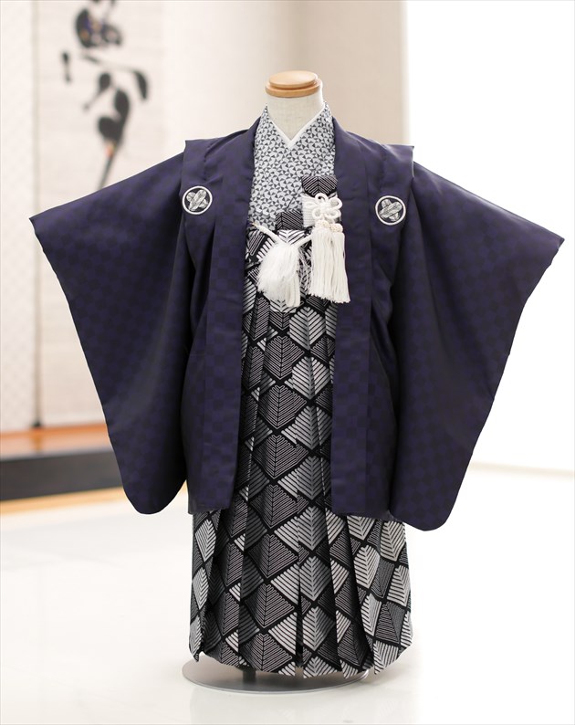 七五三賃借 ３歳 お坊っちゃん 御召しもの d3201 袴賃借 ちびっ子御召しもの 753賃借 貸御召しもの 出来事 華燭の典 三歳 羽織 袴 一般受け 男 初詣 生まれ落ちる日 かっこいい 2021 「花わらべ」ブランド名 分かりやすいな黒紫市松【賃借】