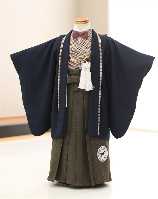 七五三 ３歳 男の子 着物レンタル d3216 袴レンタル【2wayスタイル】蝶ネクタイ 子供着物 753レンタル 貸衣装 イベント 三才 羽織 袴 人気 男 初詣 誕生日 かっこいい 高級ブランド 2022 フォトブックサービス「UKCheck」おしゃれな紺色チェックモダン【レンタル】｜貸衣裳　ぽえむ
