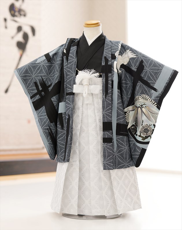 七五三レンタル ３歳 男の子 着物 d3243 袴レンタル 子供着物 753レンタル 貸衣装 イベント 結婚式 三歳 羽織 袴 人気 男 初詣 誕生日 かっこいい おしゃれ 幸せの七五三 高級ブランド 2023「ジャパンスタイル」 スタイルグレー慶び飛翔鷹【レンタル】