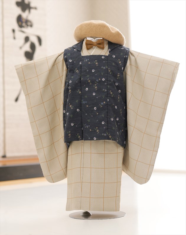 ３歳 男の子 七五三 被布セット 着物レンタル df121-2 和洋2wayスタイル 被布 子供着物 753レンタル 貸衣装 イベント 結婚式 三歳 人気 男 初詣 誕生日 かわいい おしゃれ モダン 2023 フォトブックプレゼント 「U・Kmode」 ベージュにシンプルモダン【レンタル】