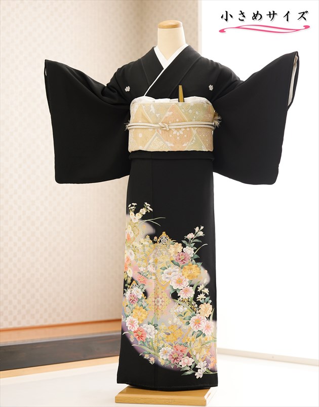 【レンタル】黒留袖レンタル 小さいサイズ ts047s 正絹 留袖 フルセット 身長低め 150cm 155cm Sサイズ 小さめ 黒留め袖 着物レンタル 結婚式 フォトウェディング 貸衣装 40代 50代 60代 レンタル着物 母親 姉 豪華 人気 高級プレミアム 京友禅 吉祥慶びの繚華金彩｜貸衣裳　ぽえむ