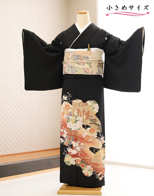 【レンタル】黒留袖レンタル 小さいサイズ ts028s 正絹 留袖 フルセット 身長低め 150cm 155cm Sサイズ 小さめ 黒留め袖 着物レンタル 結婚式 フォトウェディング 貸衣装 40代 50代 60代 レンタル着物 母親 姉 豪華 人気 高級プレミアム 京友禅 吉祥慶び華に流水貝合わせ｜貸衣裳　ぽえむ