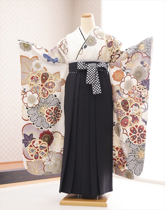 【レンタル】卒業式 小さめサイズ 150cm前後対応 袴レンタル 卒業袴 fboh1514 女性 フルセット 大学 短大 専門学校 謝恩会 高校 文化祭 小学校 豪華 ３月 ４月 人気 春 身長低め 振袖袴 高級「Close Fit」ブランド 白地モダン慶び吉祥華×黒市松袴