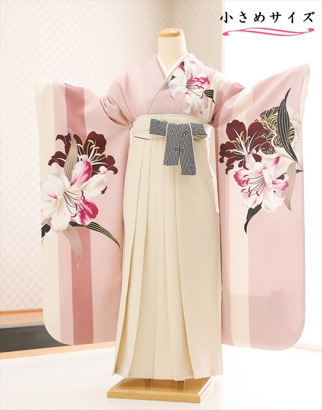 【レンタル】卒業式 小さめサイズ 150cm前後対応 袴レンタル 卒業袴 fboh1525 女性 フルセット 大学 短大 専門学校 謝恩会 高校 文化祭 小学校 豪華 ３月 ４月 人気 春 身長低め 振袖袴 高級 正絹着物 ピンクにモダン慶麗華×クリーム袴
