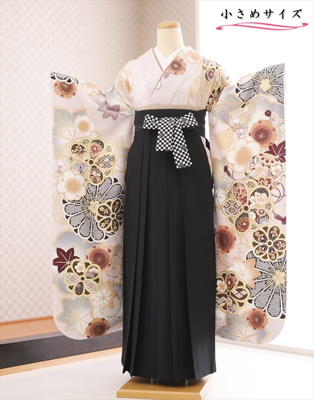 【レンタル】卒業式 小さめサイズ 150cm前後対応 袴レンタル 卒業袴 fboh1536 女性 フルセット 大学 短大 専門学校 謝恩会 高校 文化祭 小学校 豪華 ３月 ４月 人気 春 身長低め 振袖袴 高級「Close Fit」ブランド くすみピンクに慶麗華×黒市松袴