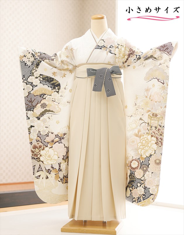 【レンタル】卒業式 小さめサイズ 150cm前後対応 袴レンタル 卒業袴 fboh1532 女性 フルセット 大学 短大 専門学校 謝恩会 高校 文化祭 小学校 豪華 ３月 ４月 人気 春 身長低め 振袖袴 高級 上品な白地に吉祥慶茉白花×クリーム袴 21,456円